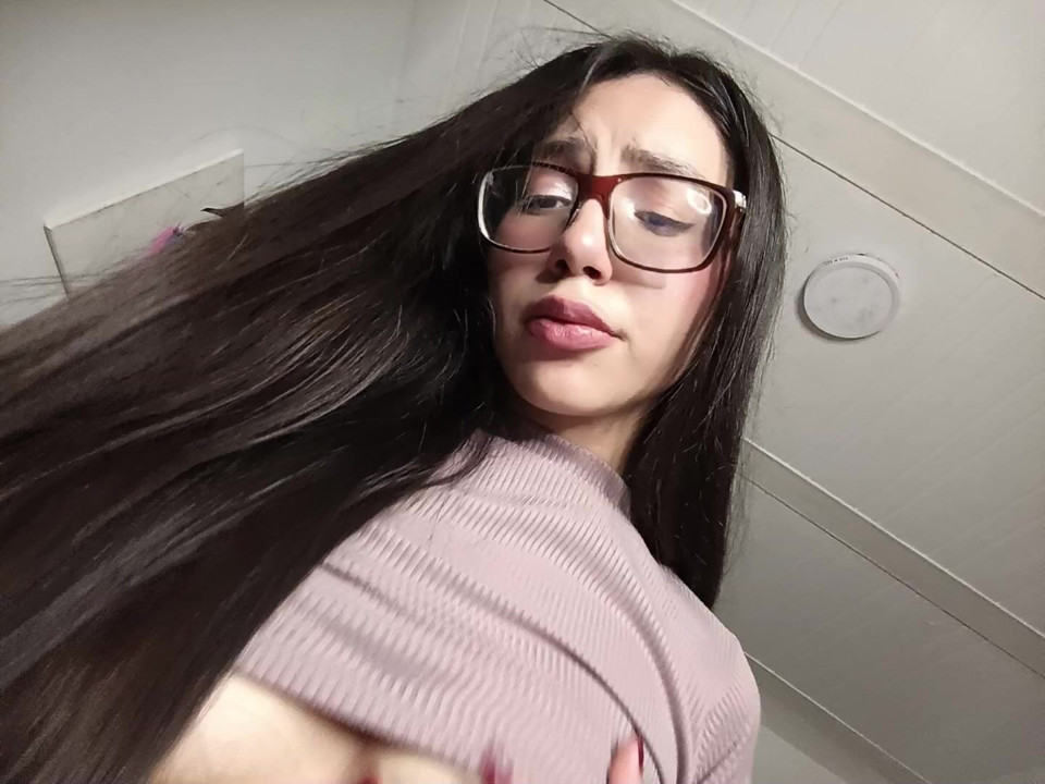My delicious pussy is wet, are you secretly helping me cum? 🤫🥵🔥 My family thinks I'm stuck studying 😳🤫