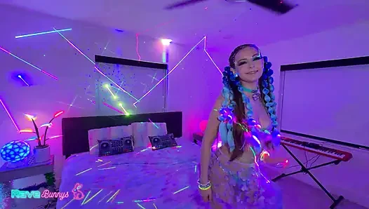 Mavi saçlı hatun Serena Hill partiden sonra vahşi bir neon yakıyor!