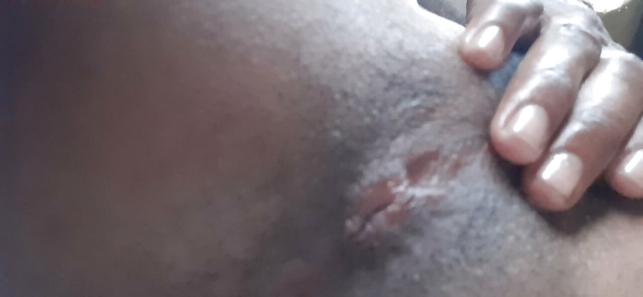 Poner aceite en el ano y ponlo en el dedo