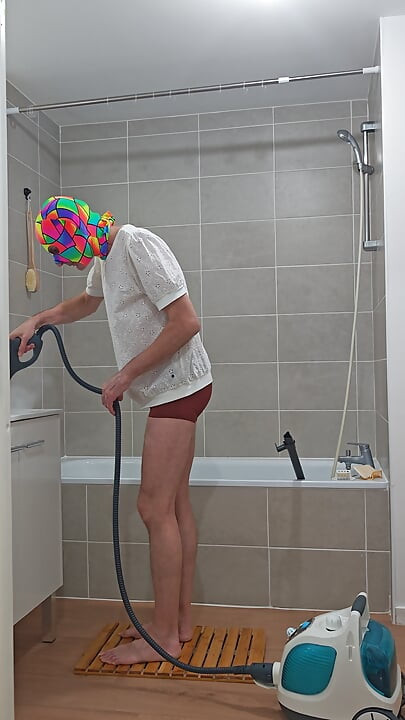 I'm finishing the steam cleaning of the bathtub (episode 3)