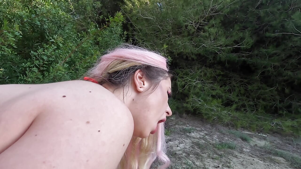 火辣曲線玲瓏的寶貝在樹林裡騎著一根滿滿的雞巴