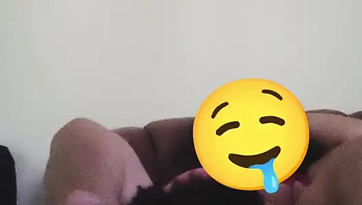 我的邻居如此湿润地舔我的阴户