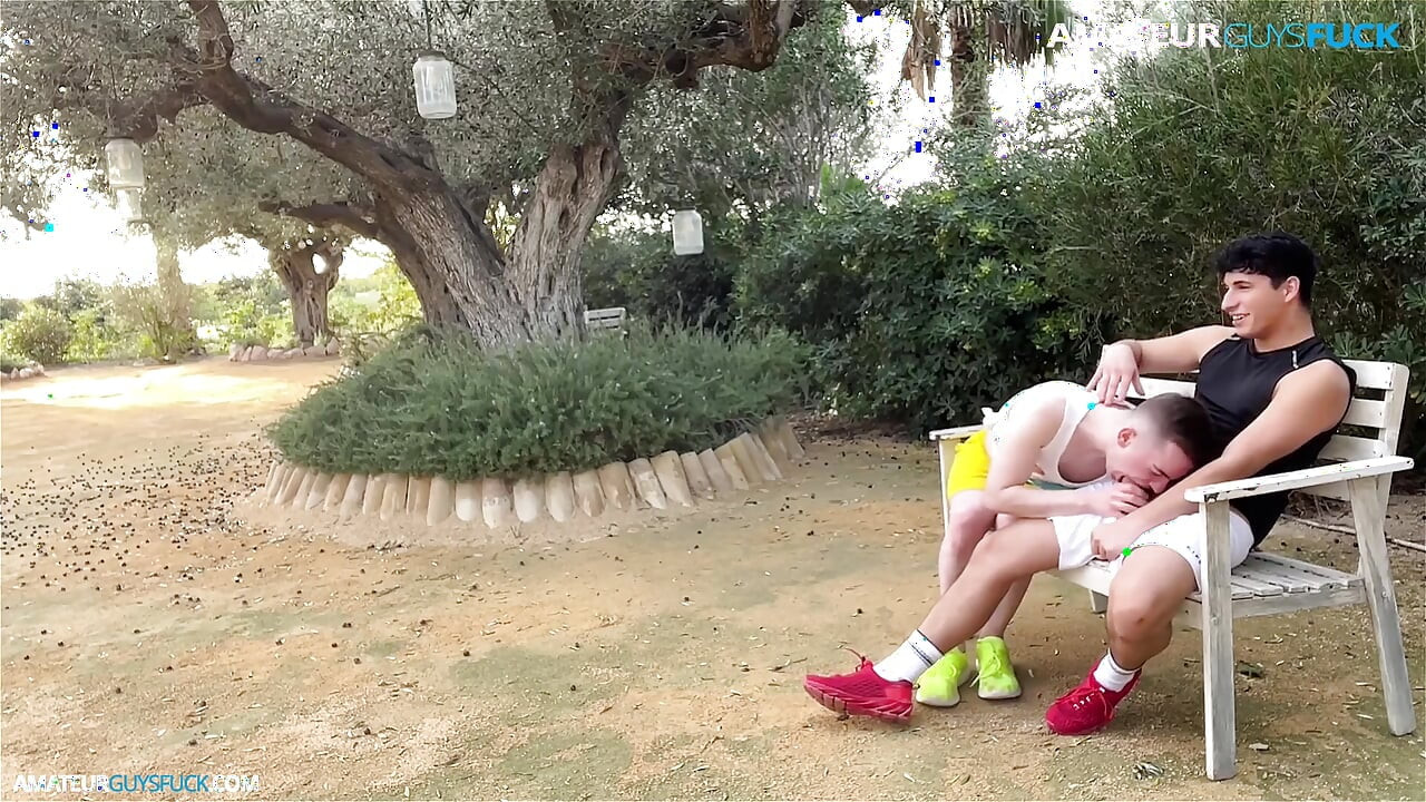 AGF：我和朋友在公园里玩得很开心! 包括尿