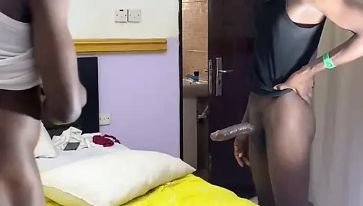 Canavarların yarağının üzerine boşalıyor