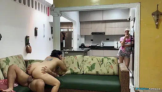 Aku di depan istriku sama temannya sendiri! Dia bahkan tidak menyadarinya!