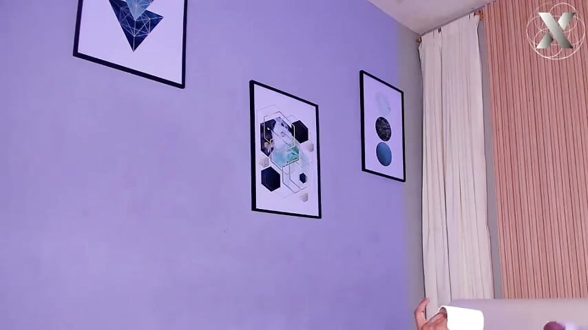 아무도 못하는 동안 소파에서 자위를 한다