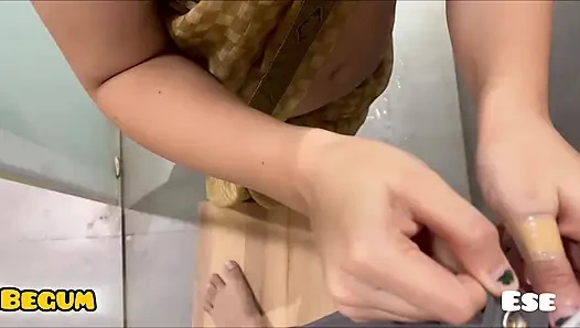 Desi bhabhi disetubuhi oleh tukang listrik