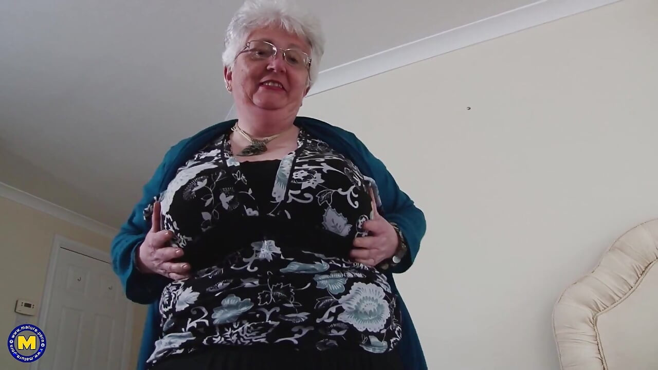 Grandota abuela se masturba su viejo coño peludo con el consolador de vidrio