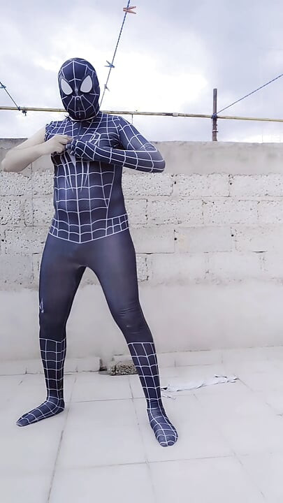 Spider-Man mostrando su culo en el techo