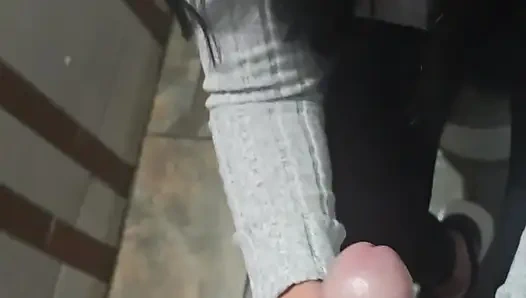 Gerçek orta yaşlı seksi kadın yine banyoda yarak alıyor!