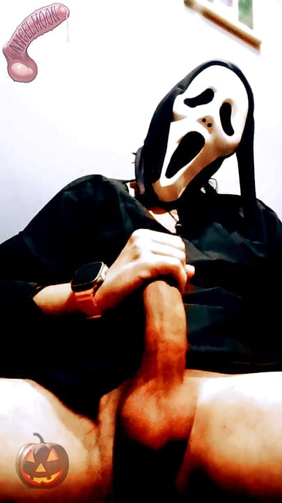 SCREAM A LOVE STORY Un tip dominant cu mască Ghostface și o pula uriașă intră în casa ta în noaptea de Halloween ca să ejaculeze