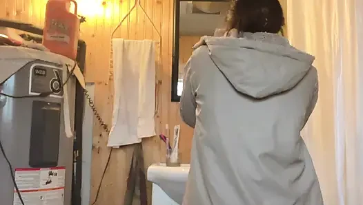 Hana mutfakta yemek pişiriyor sonra amcık işemek için sabırsızlanıyor