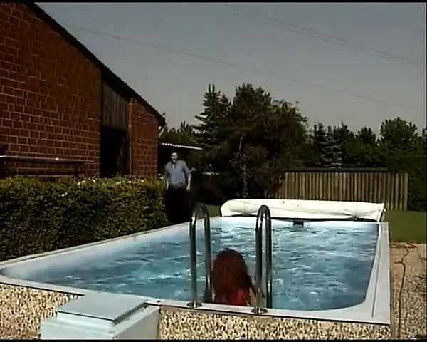 Người phụ nữ sang chảng đến từ Đức này đã bị đụ trong một bữa tiệc hồ bơi