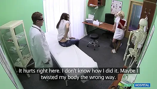 Fake Hospital - шаловливая медсестра использует свой язык, чтобы исцелить сексуальную пациентку в бурной комнате больницы