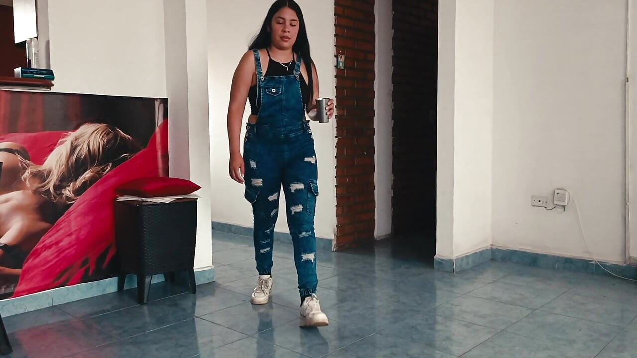 Slobodna žena s puno želje za seksom upoznaje tipa na aplikaciji za upoznavanje, poziva ga da izađemo i na kraju imaju noć strasti