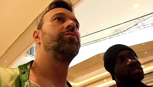 Сногсшибательную татуированную блондинку трахнул на улице большой черный член