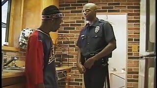 Un polițist negru unui tip și îi curul în bucătărie