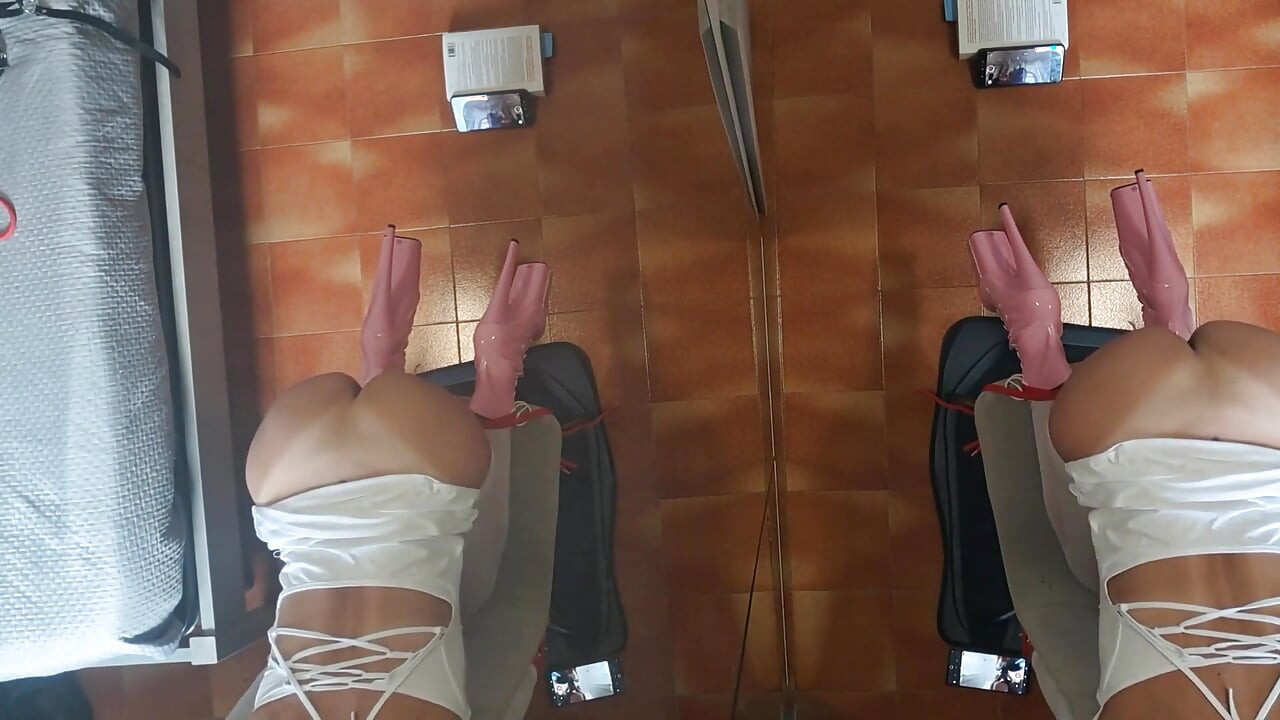 熟女被綁在椅子上，嘴裡和屄都被操