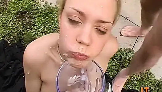 Sarışın Sürtük Havuz Kenarında 28 Cm Büyük Zenci Yarağını ağzına, Amına Ve Götüne Yutuyor