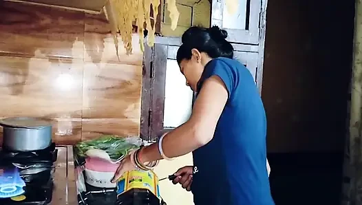 Üvey kız kardeş üvey erkek kardeşi tarafından porno izlerken yakalandı Hintçe mms, yerel desi