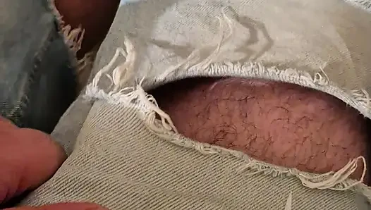 Sulu Bulgar yarağı sertleşiyor ve sonunda spermini kirli, yaşlı, terk edilmiş bir deponun duvarına boşaltıyor.