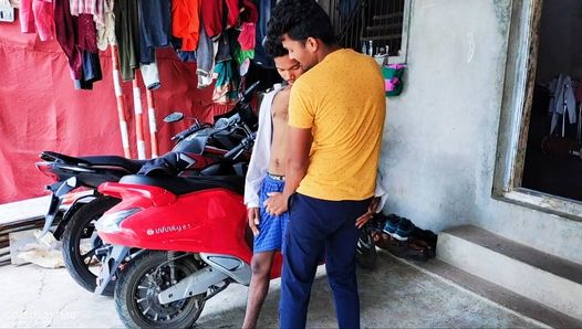 entre los vehículos en el patio de la casa - película gay en hindi