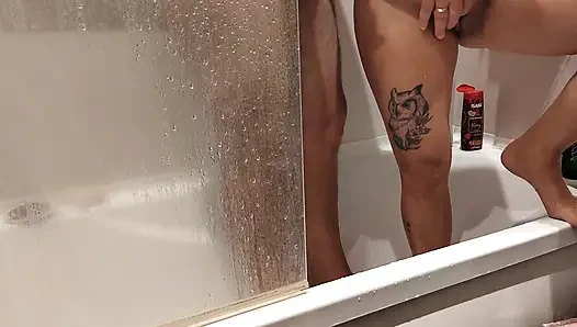 Selbstgedrehte gegenseitige masturbation in der dusche