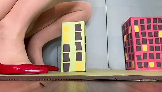 Mayors Giantess asistanı şehri parçalıyor