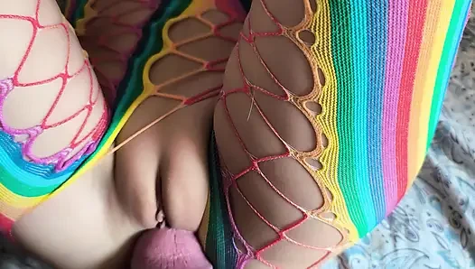 Adik tiri pakai kostum seksi dan aku menggoda memeknya