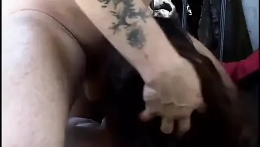 Striptiz yapan zenci kız dizlerinin üzerinde yarak emiyor