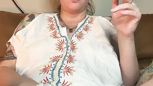 Tante seksi lagi asik masturbasi sambil merokok