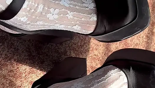 Weiße strümpfe und high heels an meinen füßen