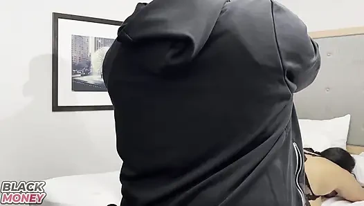 Tante semok kulit hitam dengan pantat bahenol dientot habis-habisan di balik layar sampai matanya merem melek