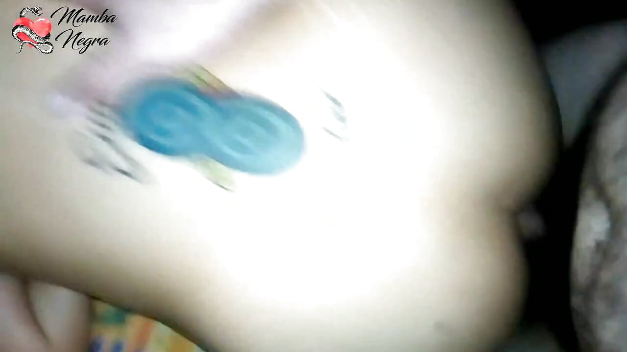 Jag ger honom oralsex för att smörja honom och får honom att skjuta upp det i min röv