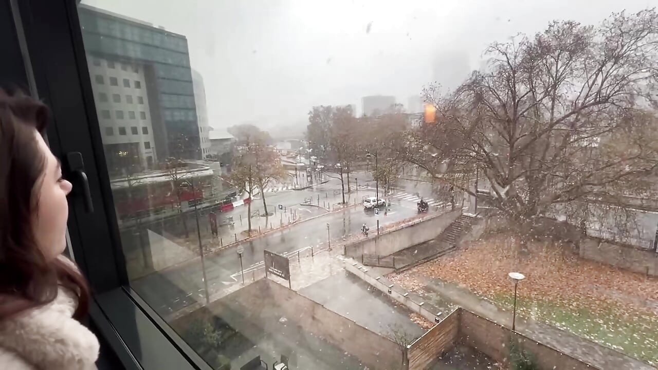 Una hermosa chica francesa es follada en la nieve en París !!