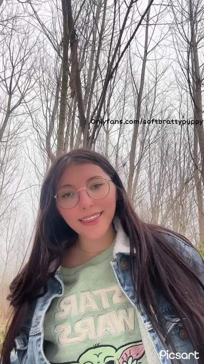 야외에서 결코 추워지지 않는 핫한 라틴계 여자