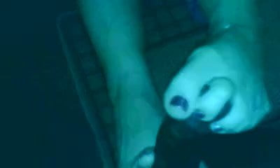 Sie ist eine Footjob-Matserin