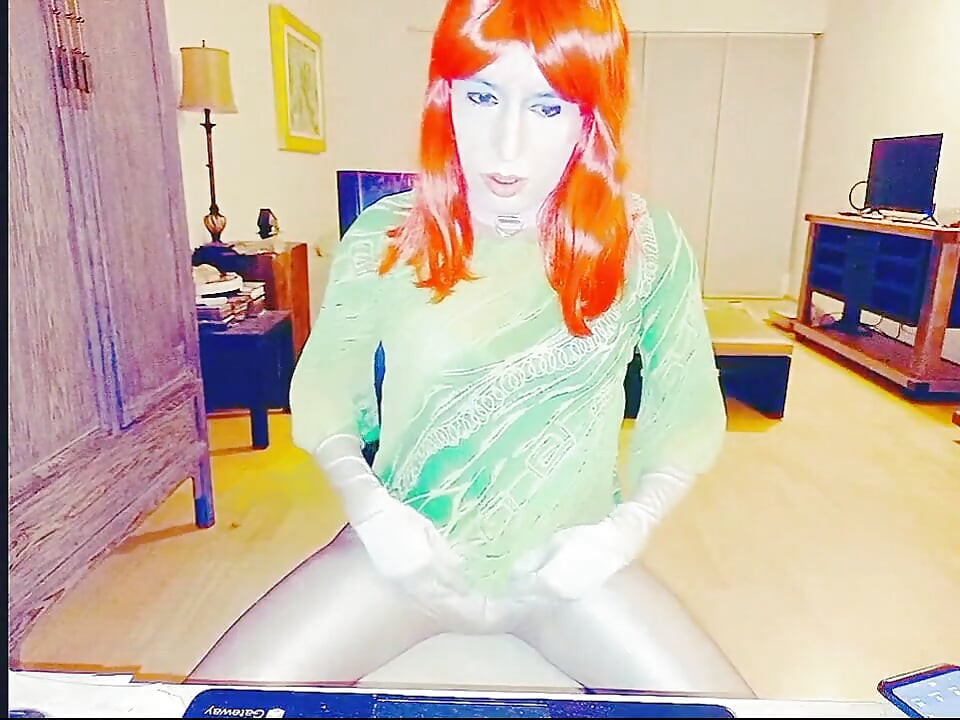 טמיסי מאוננת עם משחקי שתן