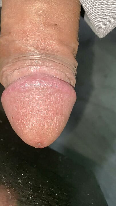Mainit na mainit ang titi ko, kaya kailangan kong pumunta sa banyo para magkantot sa sarili ko, kailangan kong bigyan ito ng butas para ipasok ko.