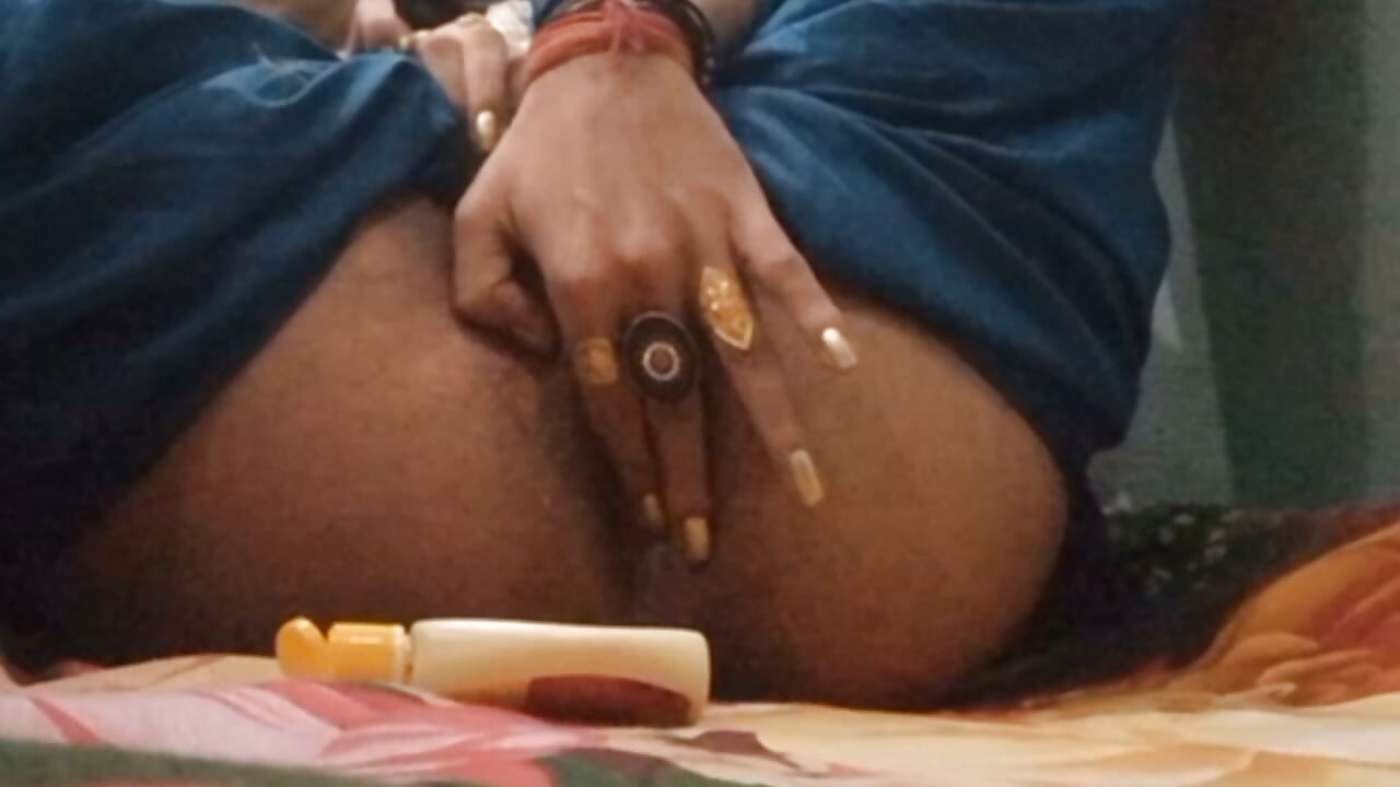 Ấn Độ crossdresser trans (shemale) đụ đít tự đụ