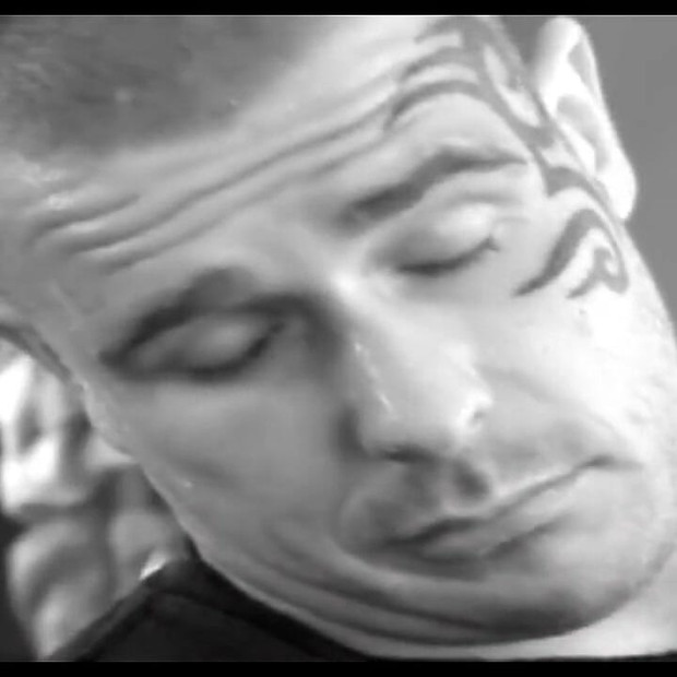 MILF hebat menunggang zakar besar seorang lelaki terikat yang memancut ke dalam mulutnya