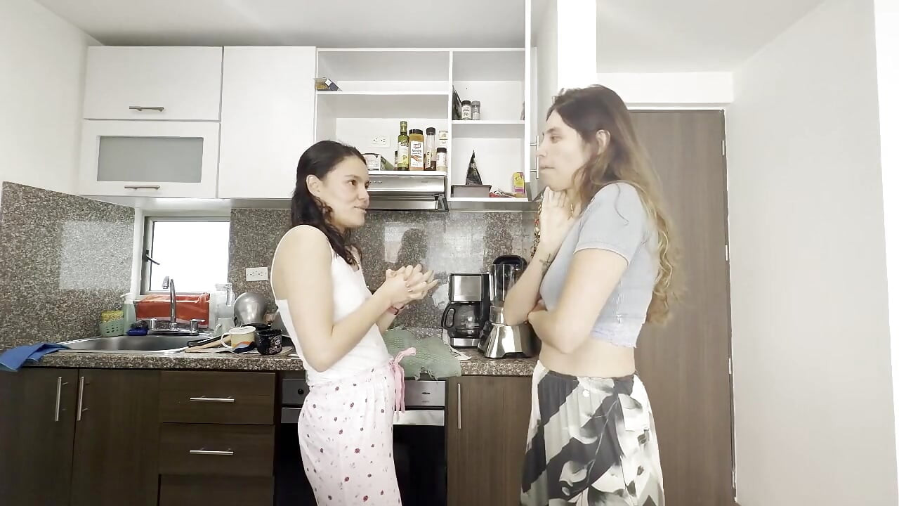 เลสเบี้ยนสองคนสัมผัสกันขณะจินตนาการควยของคุณ