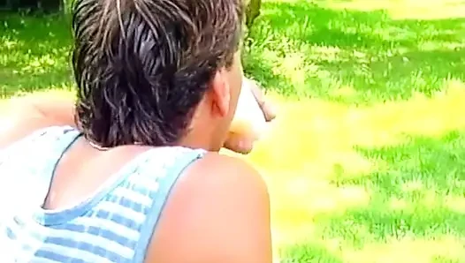 Sie ist ein süßer deutscher teenager, der gerne mit zwei schwänzen spielt