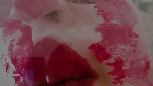 Учительница с отпечатками губной помадой