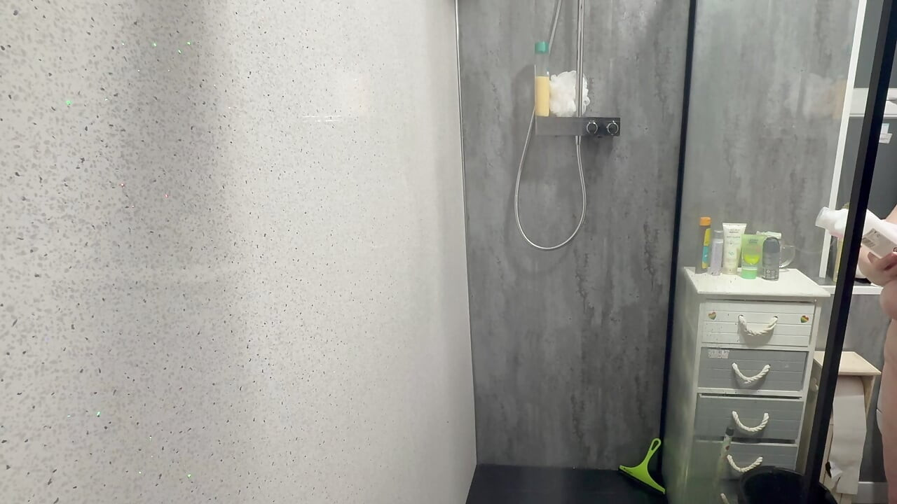 Lanista Bear se tušira sa Kitty da ga očisti pre vremena za igru!