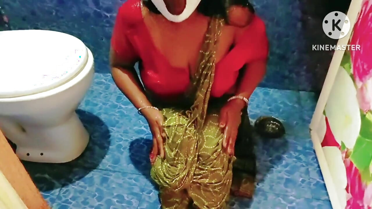 Fată desi excitată făcând baie într-un mod seducător cu sari și bluză roșie - trebuie să vezi videoclipul complet
