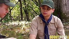 Scoutboys Cole Blue tweeling zonder condoom twink Ian langs buitenpad