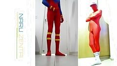 S’amuser dans un costume de Superman Zentai