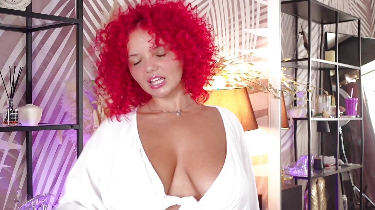 Celeste bailey lagi asik pamer celana dalam thong seksinya