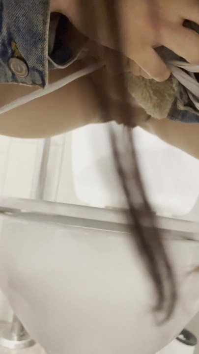 LaMenor pregnant pissing in the supermarket